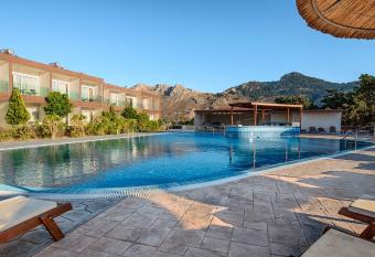 Anavadia Hotel-All Inclusive allows 18 year olds to book a room