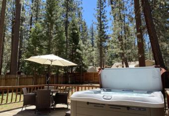 Nunu's Cabin has rooms with a private hot tub