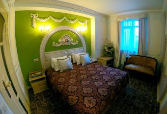 Hotel Lavilia has rooms with a private hot tub