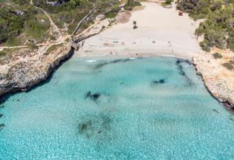 Club Cala Domingos allows 18 year olds to book a room