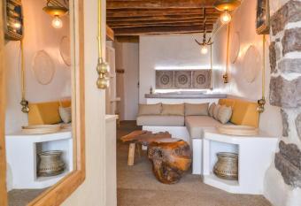 Traditional sirma in klima has Balcony rooms