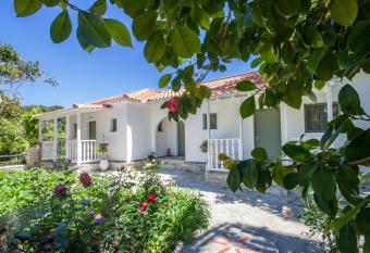 3 Goddesses  studios has Balcony rooms