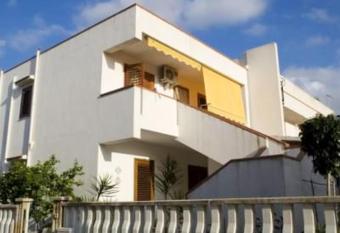 3 bedrooms house with sea view enclosed garden and wifi at San Vito Lo Capo 1 km away from the beach has Balcony rooms