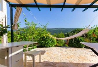 Kumbor beauty has Balcony rooms