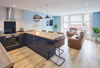 Host & Stay - Seaside Apartments allows 18 year olds to book a room