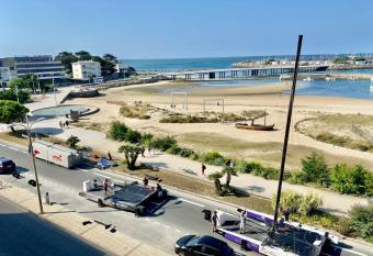 Superbe studio face mer allows 18 year olds to book a room