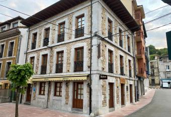 Hotel Pilo    s allows 18 year olds to book a room