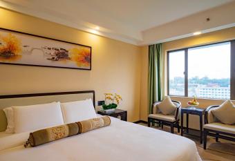 Guangdong Hotel has rooms with a private hot tub