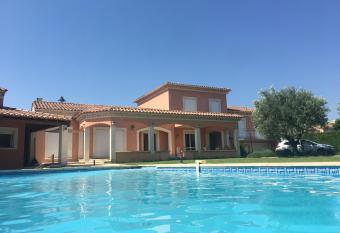 Villa et maisonnette proven  ales allows 18 year olds to book a room