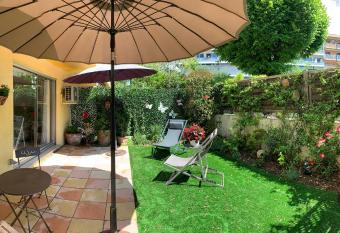 Marion plage allows 18 year olds to book a room