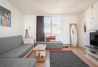 Central, Cozy, Comfy, 1BR House, Free Parking & Fast Wi-Fi, 4ppl allows 18 year olds to book a room