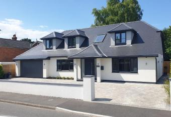 Large modern self contained apartment in Lymington allows 18 year olds to book a room