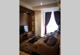 Luxury and Comfort 2 BR Apartment Lavenue Pancoran by Sang Living has rooms with a private hot tub