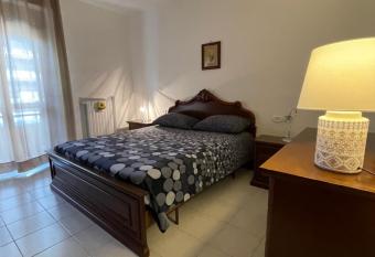 La casetta di Sas   intero appartamento allows 18 year olds to book a room