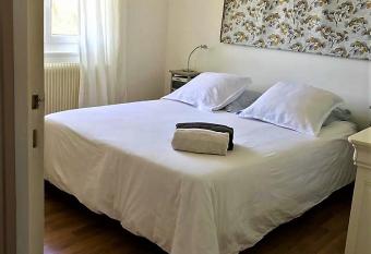 ENTRE TERRE ET MER allows 18 year olds to book a room