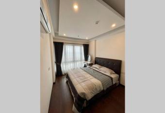 HARBOURBAY RESIDENCES 16-09 SEA VIEW & SINGAPORE (ROMANTIC & BEST IN TOWN) has Balcony rooms