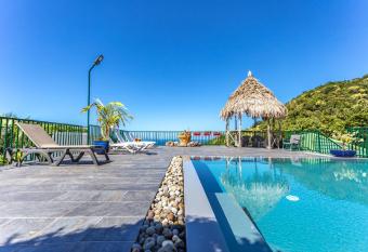 Villa d une chambre avec vue sur la mer piscine partagee et spa a Deshaies a 6 km de la plage has rooms with a private hot tub