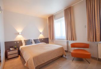 Hotel Monaco Zeebrugge Beach allows 18 year olds to book a room