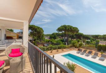 Hauzify I Villa Cunha has Balcony rooms