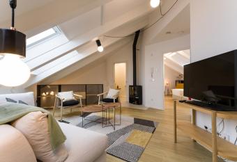 SEIS ALDABAS Apartamentos allows 18 year olds to book a room