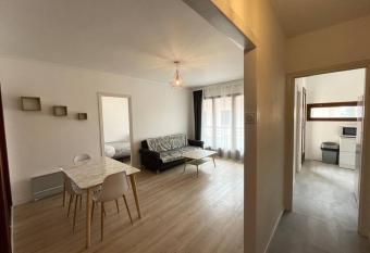 Appartement proche Gare, Centre Ville et Commerces has Balcony rooms