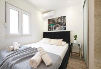 OLD BRIDGE TROGIR has rooms with a private hot tub