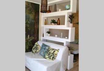 Studio Jungle au Mourillon allows 18 year olds to book a room