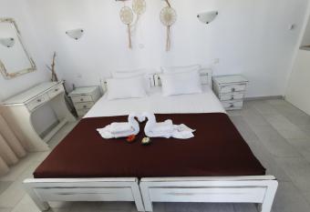 Vitzileos Studios has Balcony rooms