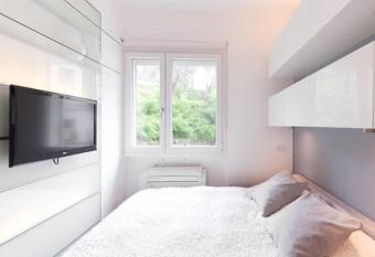 Monolocale sul Lago di Garda allows 18 year olds to book a room