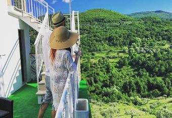 Le Lamie has Balcony rooms