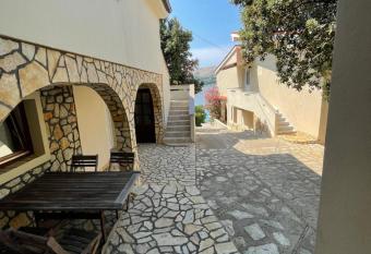 Apartment Victoria has Balcony rooms