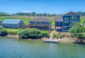 Riverfront Gem has Balcony rooms