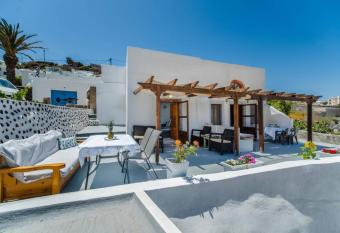 MARIAS VIEW HOUSE allows 18 year olds to book a room