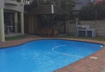 35 Inyoni crescent has rooms with a private hot tub