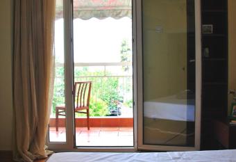 Houseloft Queen Olga allows 18 year olds to book a room