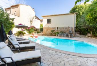 Cannes Villa Simone has rooms with a private hot tub