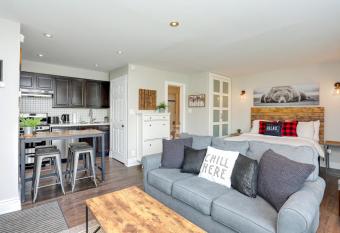 Blue Mountain Creekside Studio at North Creek Resort has Balcony rooms