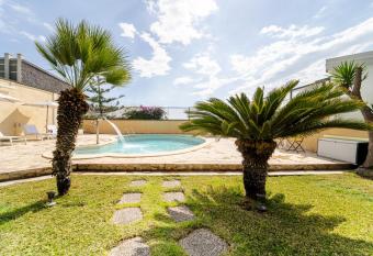 HOLIDAYS ALBA has rooms with a private hot tub