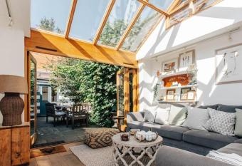 Dolls House - Luxury Townhouse *sleeps 10* has Balcony rooms