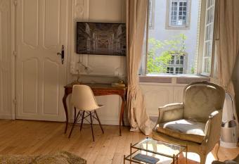 L APPARTEMENT by Merveilles de Marie allows 18 year olds to book a room