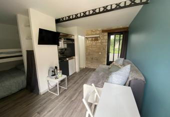 Studio Indre climatis  , La halte de Cuz  , aux abords de la Loire    v  lo has Balcony rooms