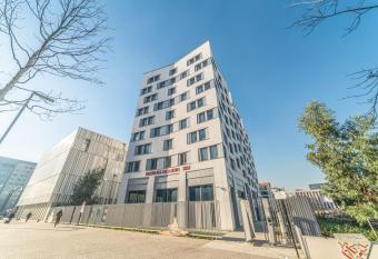 Break and Home Campus Condorcet Maison des chercheurs allows 18 year olds to book a room