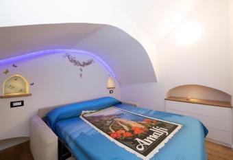 La dimora del nonno...nel cuore di Amalfi allows 18 year olds to book a room