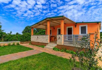 Tommy`s house has Balcony rooms