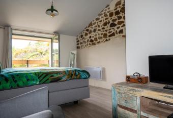 Moulin des Comtes - Chambre les Rochers allows 18 year olds to book a room