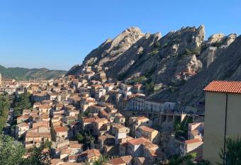 Casetta La Roccia nel Borgo di Pietrapertosa has Balcony rooms