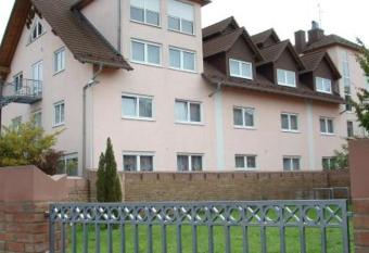 Hotel zur Eisenbahn allows 18 year olds to book a room