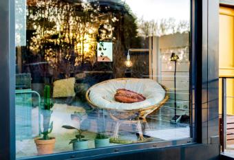 Yellow Door Cabin near beach with big outdoor space has Balcony rooms