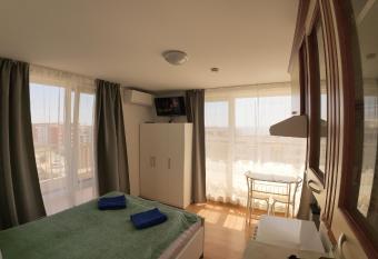 William s second cozy studio-Crown Club Fort Noks allows 18 year olds to book a room