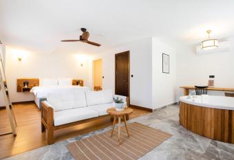 Marlo Ayval  k 12 Plus Adult Only has rooms with a private hot tub